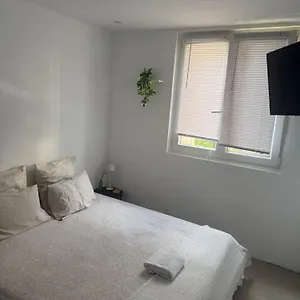 Urban Oasis: Private With Easy Access Nice